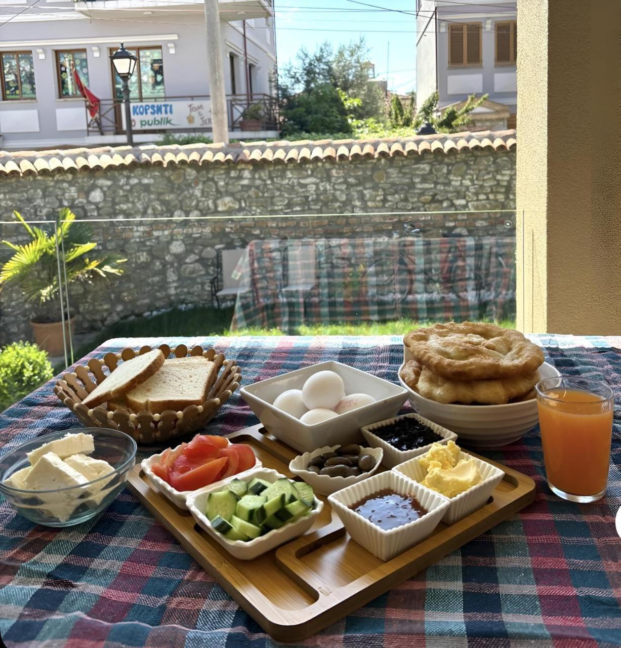Villa Zoi A Stay To Remember I Located Inside The Castle Of Elbasan, On A Historic Roman Road Via Egnatia I Homemade Breakfast Eksteriør bilde